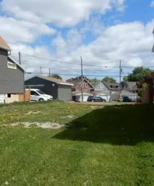 2048 W Vilter, Milwaukee, WI 53204
