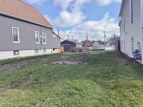 2048 W Vilter, Milwaukee, WI 53204
