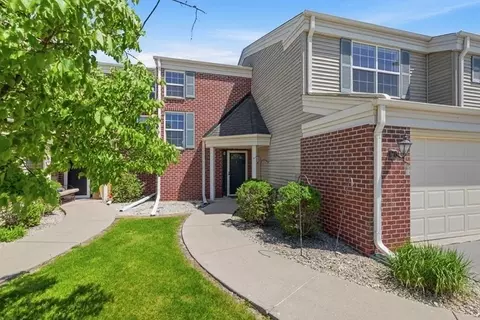 n16w26512 Golf Vw #E, Pewaukee, WI 53072