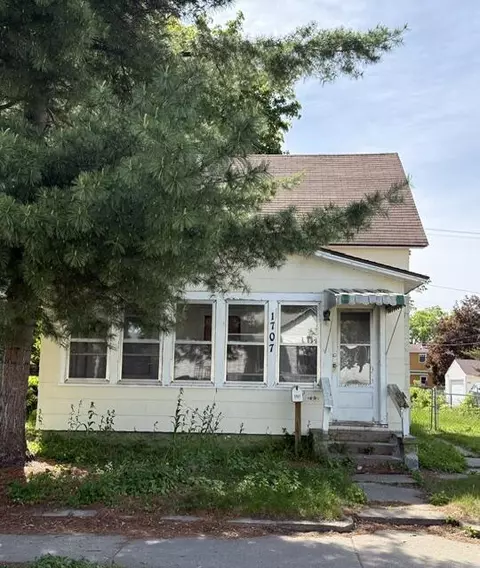 1707 Charles, La Crosse, WI 54603