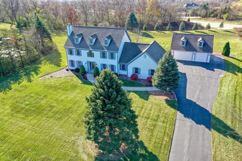 w284n4919 Roosevelts Quay, Pewaukee, WI 53072