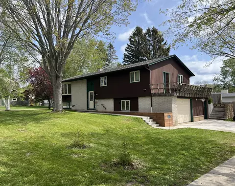 851 Linden, Cleveland, WI 53015