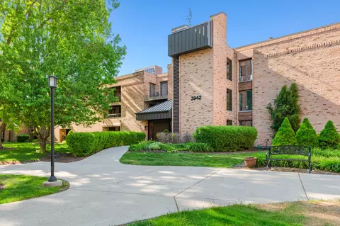 3942 N Oakland #138, Shorewood, WI 53211