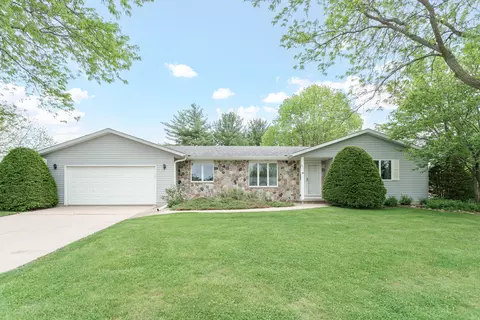 611 Maple Crst, Watertown, WI 53094