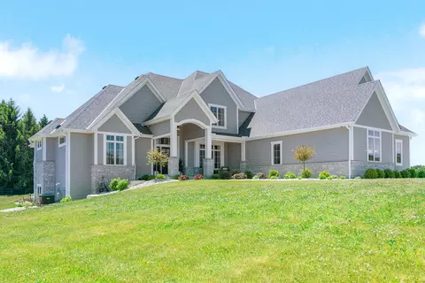 10009 W Farmdale Ests, Mequon, WI 53097
