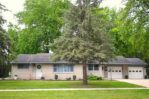 417 W Geneva, Elkhorn, WI 53121