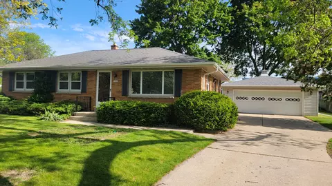 11626 W Woodside, Hales Corners, WI 53130
