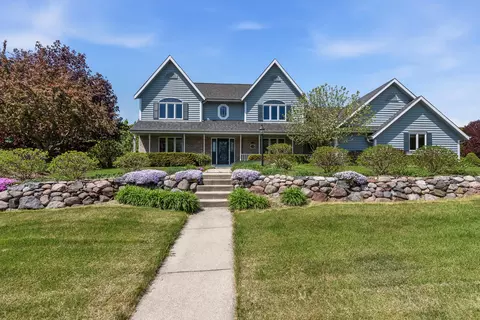 1128 S Silverbrook, West Bend, WI 53095