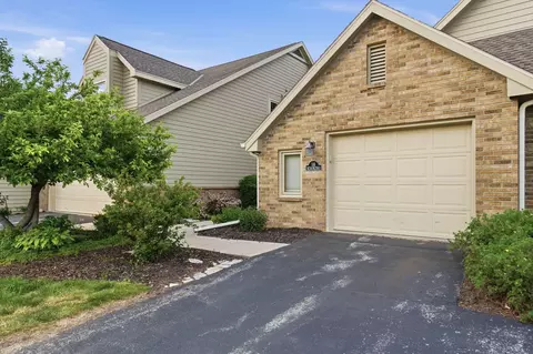 w240n2160 Dorchester #11B, Pewaukee, WI 53072