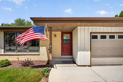 508 Whitegate, Saukville, WI 53080