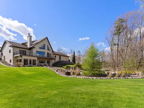 4818 Maplecrest Rdg, Franklin, WI 54247
