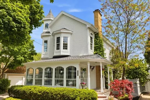 1913 Estes, Milwaukee, WI 53207