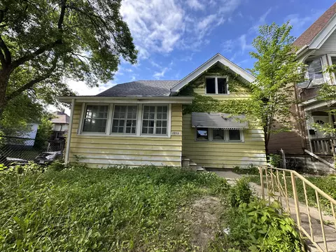 2932 W Juneau, Milwaukee, WI 53208