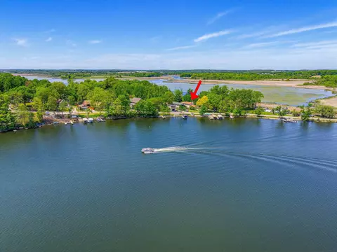6912 N Tichigan, Waterford, WI 53185