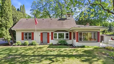 w235s5479 Big Bnd, Waukesha, WI 53189