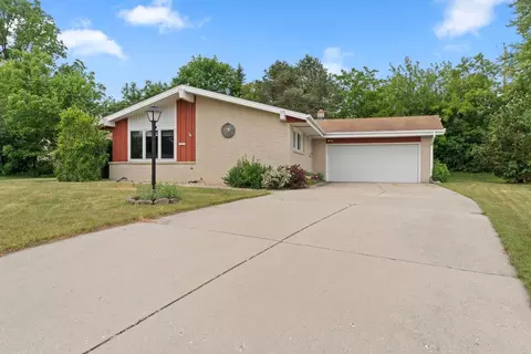 13955 W Forest Knl, New Berlin, WI 53151