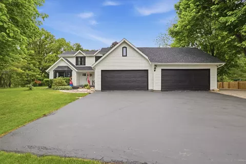 423 Bron Derw, Wales, WI 53183
