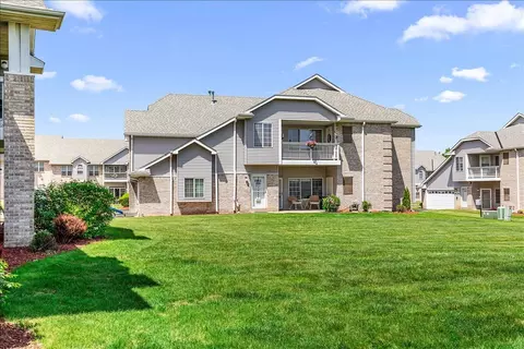 6924 S Rolling Mdws, Oak Creek, WI 53154