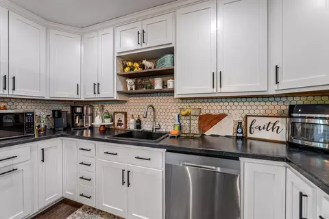 Kitchen - 712 Juniper, La Crescent, MN 55947 photo 4 of 5