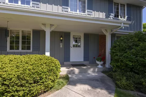 524 Park Crst, Thiensville, WI 53092