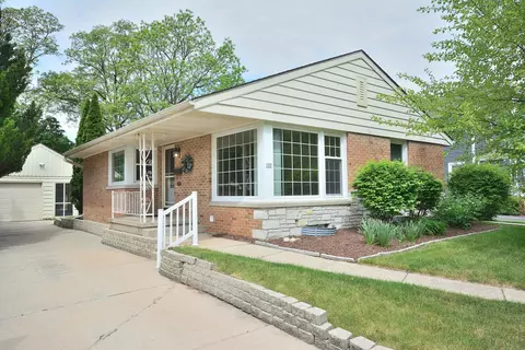 122 N Maple, Oconomowoc, WI 53066