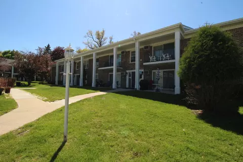 118 Evelyn #D, Lake Geneva, WI 53147