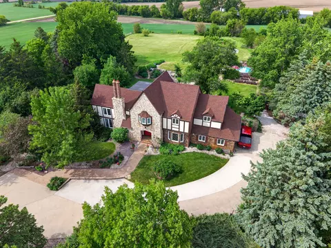 17800 Burlington, Paris, WI 53182