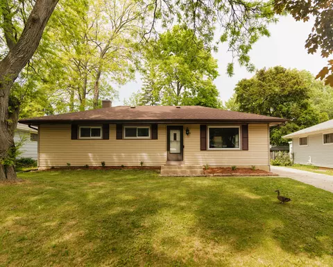 3820 W Iona, Milwaukee, WI 53221
