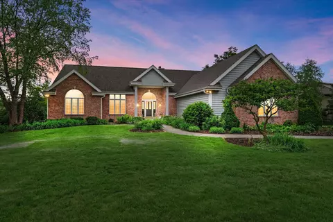 219 Muirfield, North Prairie, WI 53153
