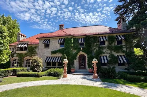 611 E Lake Hl, Whitefish Bay, WI 53217