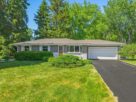 21990 Holly Crst, Brookfield, WI 53045