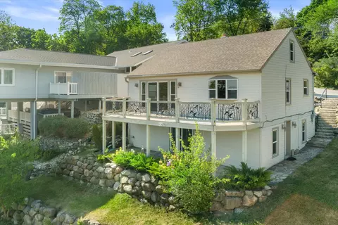 n39w27485 Hillside Grv, Pewaukee, WI 53072
