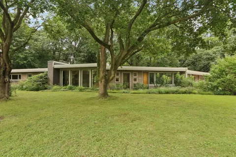 1009 Spring Vly, Burlington, WI 53105