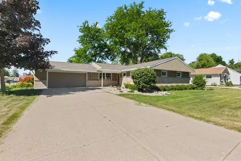 445 E Harvard, Oconomowoc, WI 53066