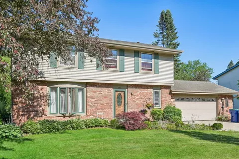 205 Fox Gln, Fredonia, WI 53021