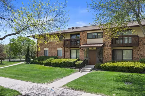 301 Park Hl #A, Pewaukee, WI 53072
