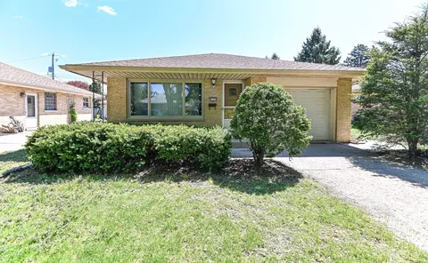 2962 S 80th, West Allis, WI 53219