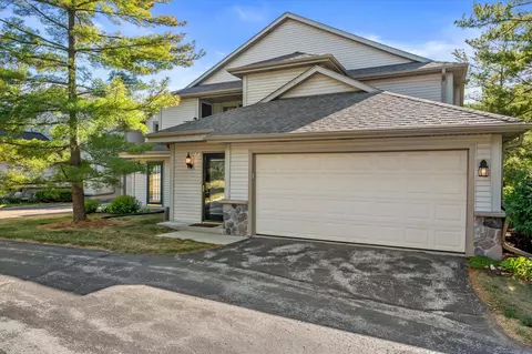 2264 Circle Rdg #D, Delafield, WI 53018