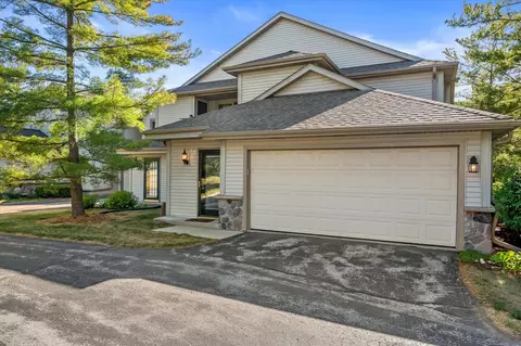 2264 Circle #D, Delafield, WI 53018