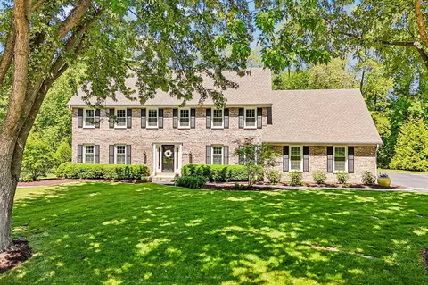 9945 N Valley Hl, Mequon, WI 53092