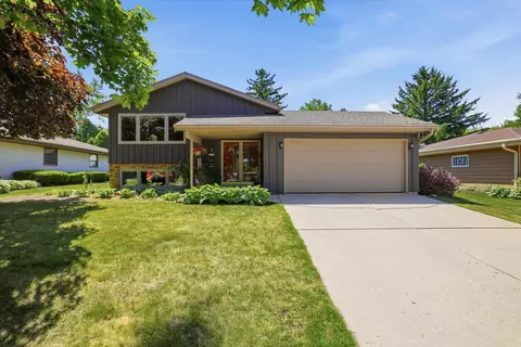 6085 Trail Rdg, Greendale, WI 53129