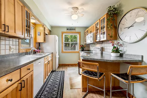1931 W Kendall, Glendale, WI 53209