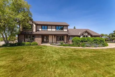 2230 Stony Rdg, Waukesha, WI 53189