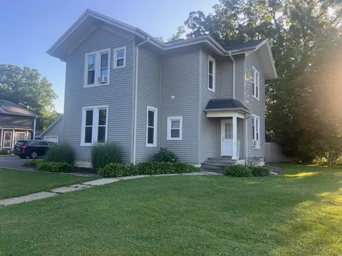 304 S Silver Lk, Oconomowoc, WI 53066