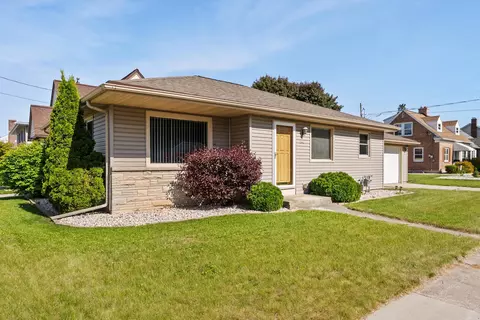 1041 N 17, Manitowoc, WI 54220