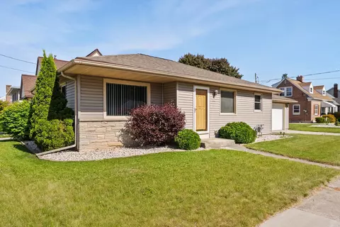 1041 N 17th, Manitowoc, WI 54220