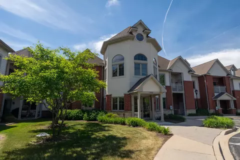17490 Crest Hl #10, Brookfield, WI 53045