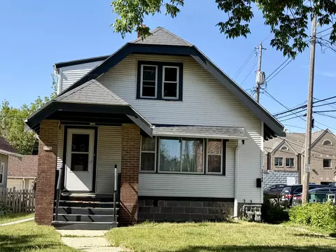 1712 E Lake Blf, Shorewood, WI 53211