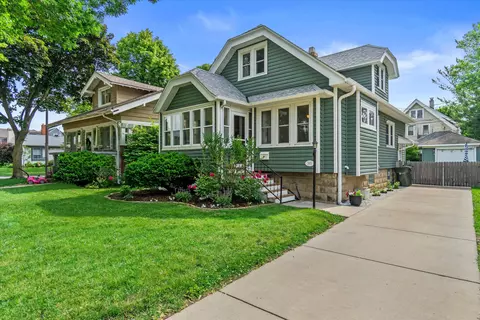 2472 N 71st, Wauwatosa, WI 53213