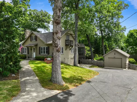 837 Van Slyke, Fontana, WI 53125